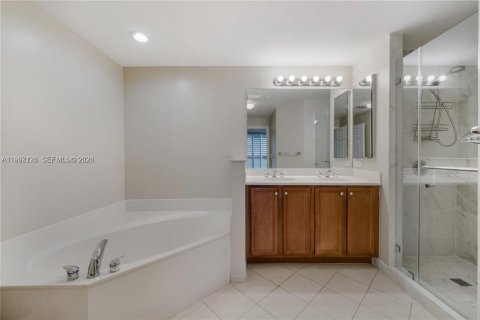 Condo in Miami, Florida, 2 bedrooms  № 2068113 - photo 18