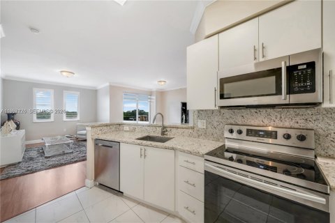 Condo in Miami, Florida, 2 bedrooms  № 2068113 - photo 13
