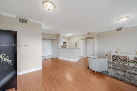 Condo in Miami, Florida, 2 bedrooms  № 2068113 - photo 9