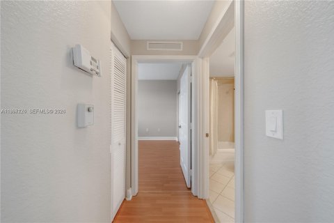 Condo in Miami, Florida, 2 bedrooms  № 2068113 - photo 8