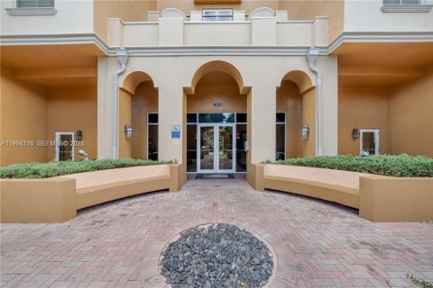 Condo in Miami, Florida, 2 bedrooms  № 2068113 - photo 2