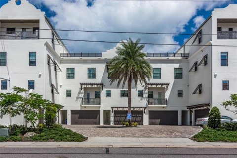 Townhouse in Clearwater, Florida 3 bedrooms, 236.99 sq.m. № 2351690