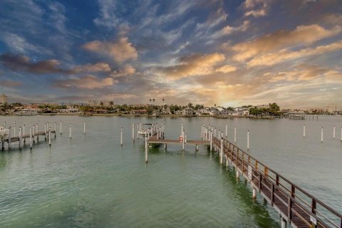 Adosado en venta en Clearwater, Florida, 3 dormitorios, 236.99 m2 № 2351690 - foto 2