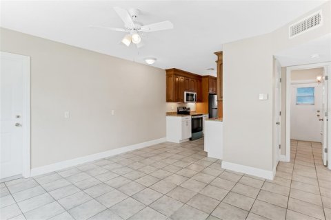 Apartamento en alquiler en Indian Rocks Beach, Florida, 2 dormitorios, 67.73 m2 № 1911895 - foto 2