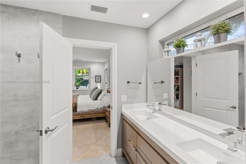 House in Coral Gables, Florida 3 bedrooms, 185.43 sq.m. № 1686245 - photo 26