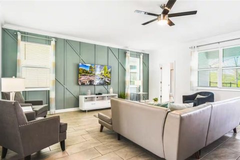 Casa en venta en Kissimmee, Florida, 6 dormitorios, 349.31 m2 № 1722369 - foto 2