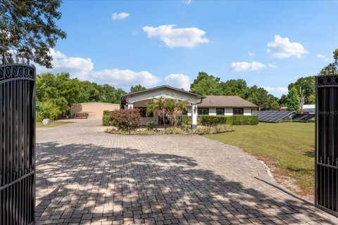 House in Altamonte Springs, Florida 5 bedrooms, 323.49 sq.m. № 2101091 - photo 12