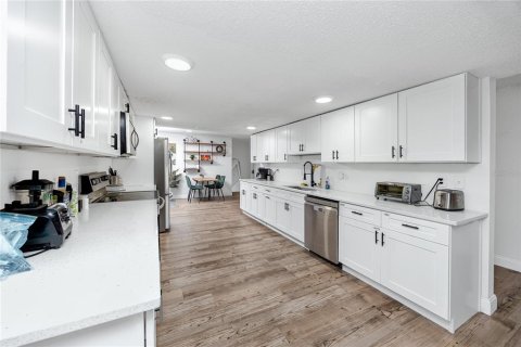 Commercial property in Saint Petersburg, Florida 338.26 sq.m. № 2092562 - photo 6