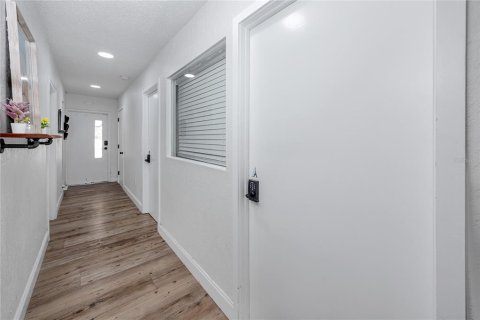 Commercial property in Saint Petersburg, Florida 338.26 sq.m. № 2092562 - photo 8