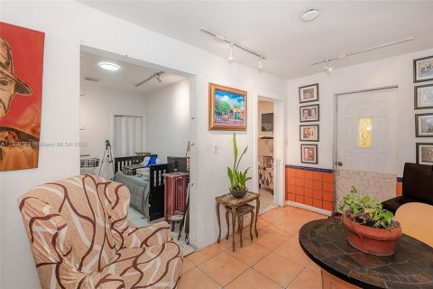 Commercial property in Miami, Florida 137.4 sq.m. № 1965378 - photo 14