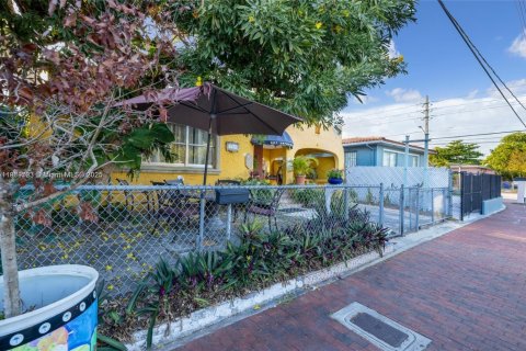 Commercial property in Miami, Florida 137.4 sq.m. № 1965378 - photo 6