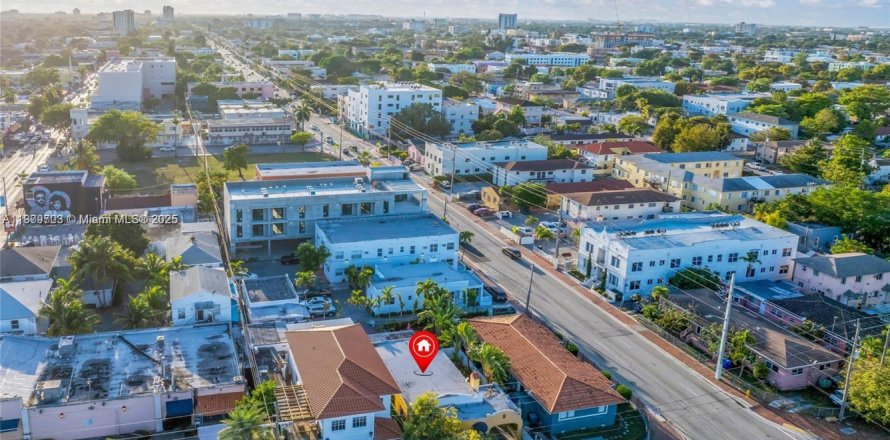 Commercial property in Miami, Florida 137.4 sq.m. № 1965378