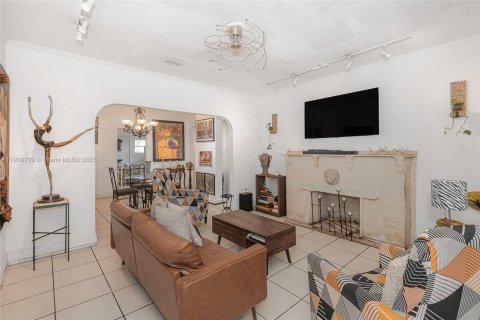 Commercial property in Miami, Florida 137.4 sq.m. № 1965378 - photo 18