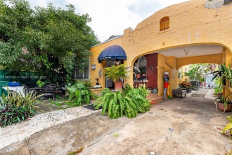 Commercial property in Miami, Florida 137.4 sq.m. № 1965378 - photo 11