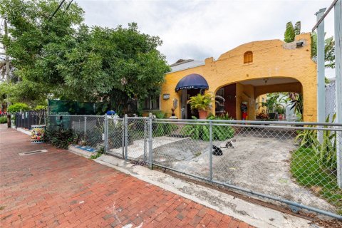 Commercial property in Miami, Florida 137.4 sq.m. № 1965378 - photo 9