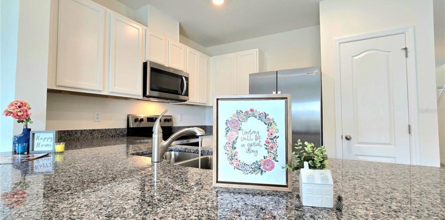 Townhouse in Davenport, Florida 3 bedrooms, 155.43 sq.m. № 1852759