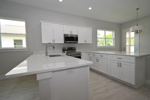 House in Dade City, Florida 3 bedrooms, 148.64 sq.m. № 1685044 - photo 8