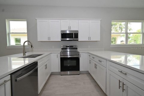 House in Dade City, Florida 3 bedrooms, 148.64 sq.m. № 1685044 - photo 9