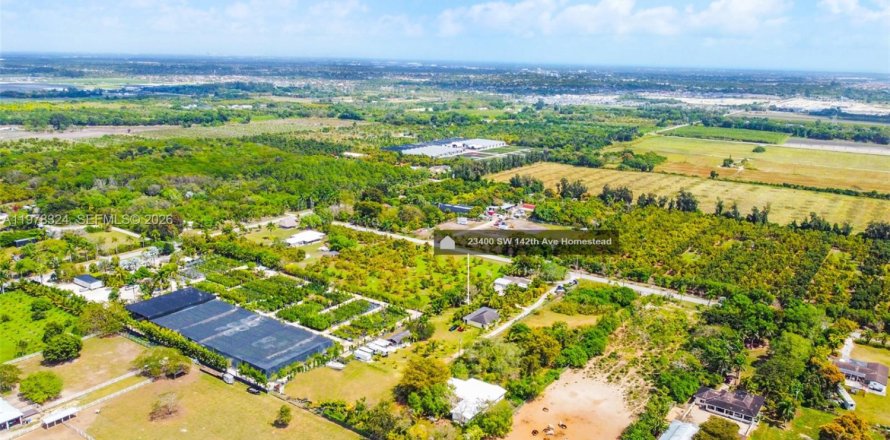 House in Homestead, Florida 5 bedrooms, 314.1 sq.m. № 2044643