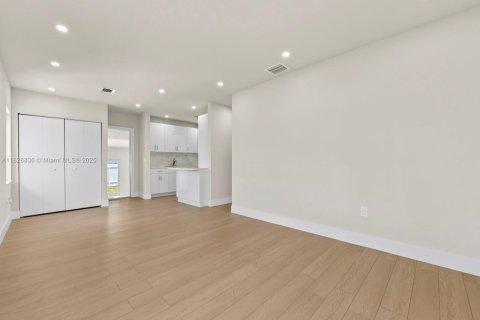 Casa en venta en Hialeah, Florida, 4 dormitorios, 162.58 m2 № 1800729 - foto 22