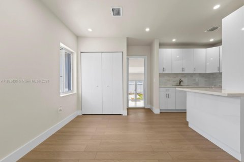 Casa en venta en Hialeah, Florida, 4 dormitorios, 162.58 m2 № 1800729 - foto 9