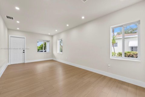 Casa en venta en Hialeah, Florida, 4 dormitorios, 162.58 m2 № 1800729 - foto 7