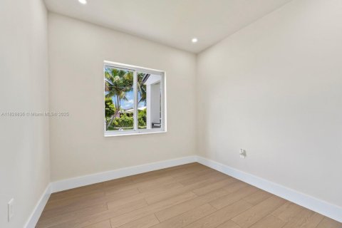 Casa en venta en Hialeah, Florida, 4 dormitorios, 162.58 m2 № 1800729 - foto 13