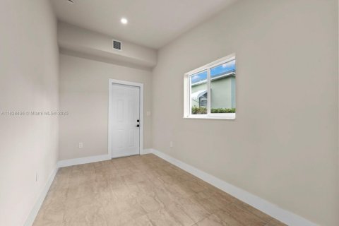 Casa en venta en Hialeah, Florida, 4 dormitorios, 162.58 m2 № 1800729 - foto 25