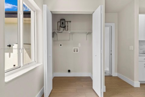 Casa en venta en Hialeah, Florida, 4 dormitorios, 162.58 m2 № 1800729 - foto 28
