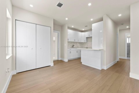 Casa en venta en Hialeah, Florida, 4 dormitorios, 162.58 m2 № 1800729 - foto 10