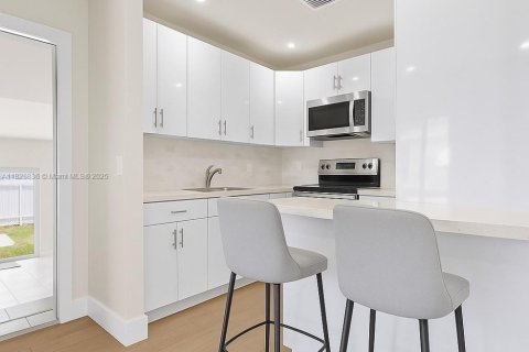 Casa en venta en Hialeah, Florida, 4 dormitorios, 162.58 m2 № 1800729 - foto 5