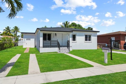 Casa en venta en Hialeah, Florida, 4 dormitorios, 162.58 m2 № 1800729 - foto 1
