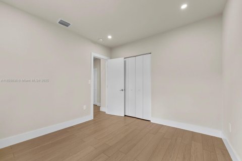 Casa en venta en Hialeah, Florida, 4 dormitorios, 162.58 m2 № 1800729 - foto 14