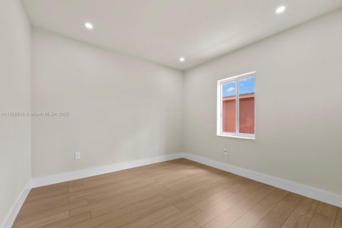 Casa en venta en Hialeah, Florida, 4 dormitorios, 162.58 m2 № 1800729 - foto 24