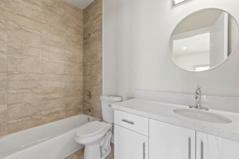 Casa en venta en Hialeah, Florida, 4 dormitorios, 162.58 m2 № 1800729 - foto 12