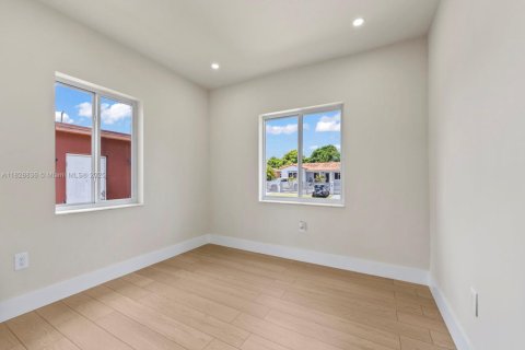 Casa en venta en Hialeah, Florida, 4 dormitorios, 162.58 m2 № 1800729 - foto 11