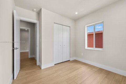 Casa en venta en Hialeah, Florida, 4 dormitorios, 162.58 m2 № 1800729 - foto 26