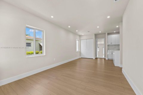 Casa en venta en Hialeah, Florida, 4 dormitorios, 162.58 m2 № 1800729 - foto 8