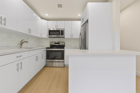 Casa en venta en Hialeah, Florida, 4 dormitorios, 162.58 m2 № 1800729 - foto 4