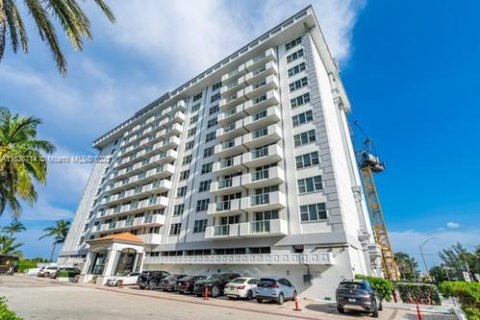 Condominio en alquiler en Surfside, Florida, 1 dormitorio, 97.55 m2 № 1935637 - foto 27