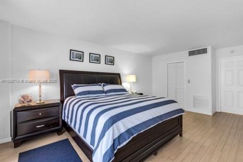 Condominio en alquiler en Surfside, Florida, 1 dormitorio, 97.55 m2 № 1935637 - foto 9