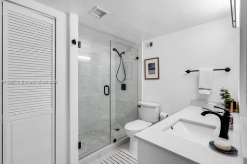 Condominio en alquiler en Surfside, Florida, 1 dormitorio, 97.55 m2 № 1935637 - foto 15
