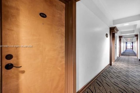 Condominio en alquiler en Surfside, Florida, 1 dormitorio, 97.55 m2 № 1935637 - foto 24