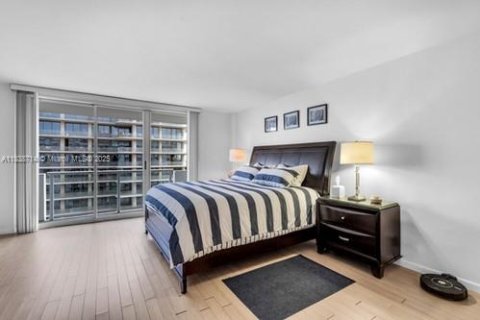 Condominio en alquiler en Surfside, Florida, 1 dormitorio, 97.55 m2 № 1935637 - foto 10