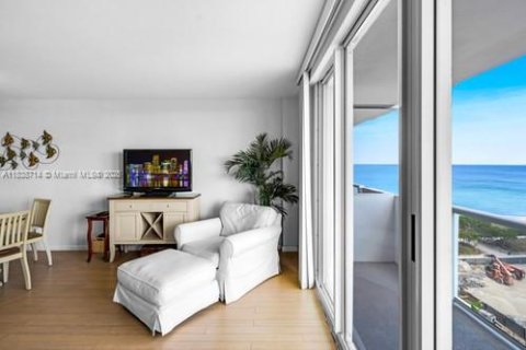 Condominio en alquiler en Surfside, Florida, 1 dormitorio, 97.55 m2 № 1935637 - foto 1