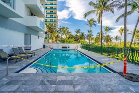 Condominio en alquiler en Surfside, Florida, 1 dormitorio, 97.55 m2 № 1935637 - foto 20