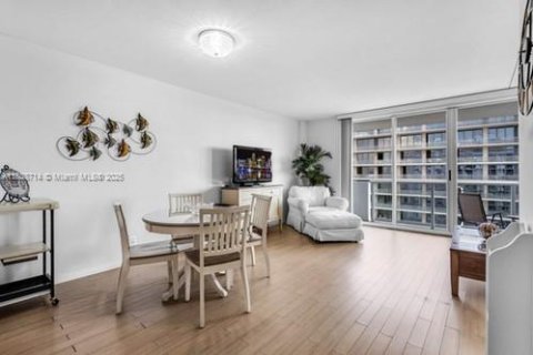 Condominio en alquiler en Surfside, Florida, 1 dormitorio, 97.55 m2 № 1935637 - foto 2