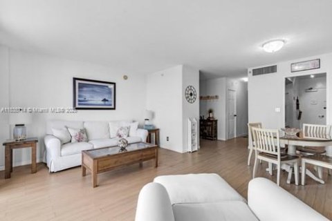 Condominio en alquiler en Surfside, Florida, 1 dormitorio, 97.55 m2 № 1935637 - foto 3