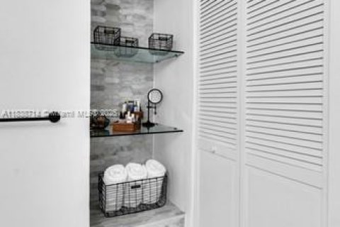 Condominio en alquiler en Surfside, Florida, 1 dormitorio, 97.55 m2 № 1935637 - foto 16