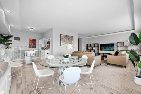 Condo in Miami, Florida, 2 bedrooms  № 2041048 - photo 9